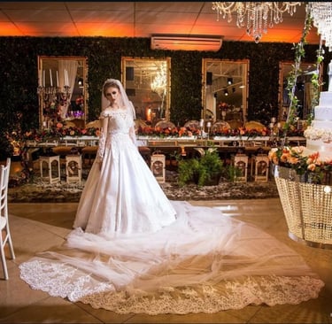 Elegancia nupcial en un escenario de ensueño.