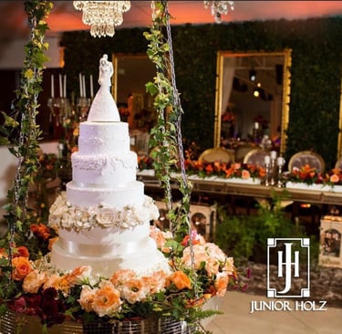 Una tarta suspendida como obra de arte celestial.