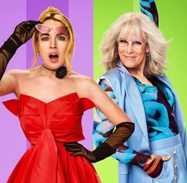 Lindsay Lohan e Jamie Lee Curtis posando engraçadas em frente a um fundo vibrante.