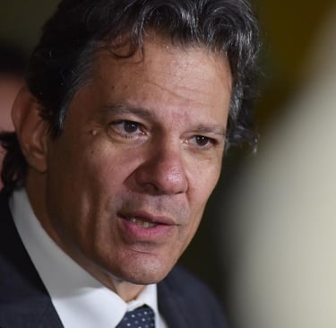 Fernando Haddad em close, com uma expressão séria e usando um terno.