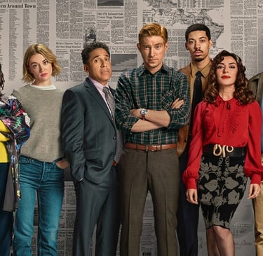 Cena do trailer de The Paper mostrando o elenco reunido em uma sala de redação, com expressão de con