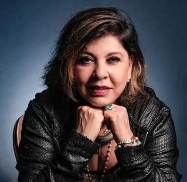 Roberta Miranda com uma jaqueta preta, olhando para a câmera com as mãos no queixo.