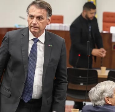 Jair Bolsonaro de terno, em uma sala de reunião, olhando para o lado.