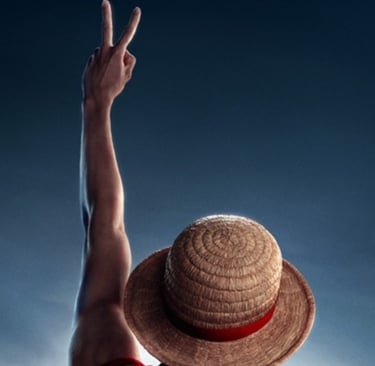 Visão traseira de Luffy, de One Piece, com chapéu de palha e braço levantado em sinal de vitória.