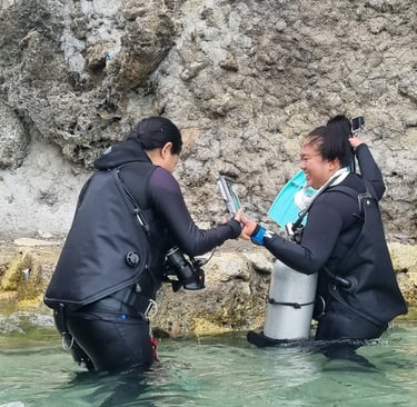 Sugbudiver taking photo using divevolk before diving