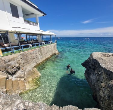 front view of Kontiki beach where divers go down the stairs