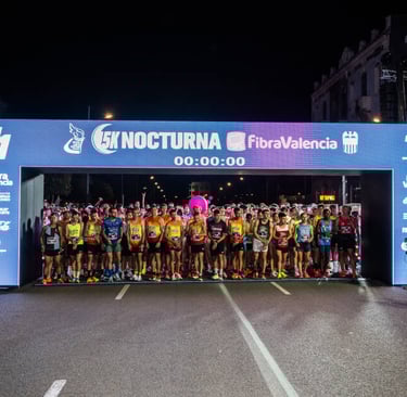 Corredores preparados para el inicio de la carrera 15 k nocturna fibra Valencia