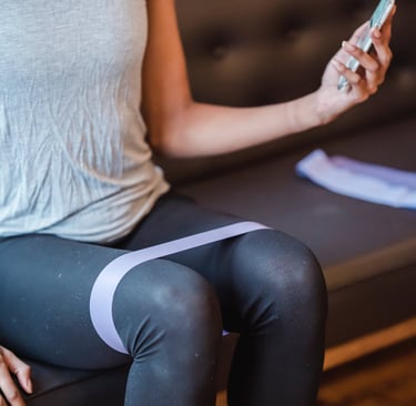 una mujer sentada en un sofá con un teléfono celular