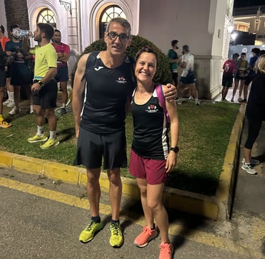 Corredores sonriendo antes de la 15 k nocturna valencia