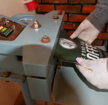 sealing a coffee bag witha manual machine sealer