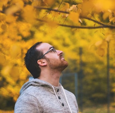 KET įpročių formavimas – sąmoningas vyras parke rudenį