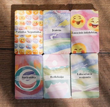 Spalvingos ir žaismingos kortelės su klausimais vaikams