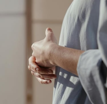 Artimas žmogaus rankų kadras, rami saviterapijos ir dėkingumo praktikos akimirka.