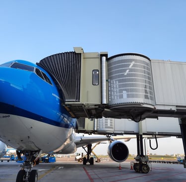 KLM vliegtuig aangesloten op passagiersbrug op schiphol