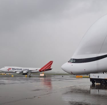 Martinair 747-400erf met op de voorgrond de Airbus Beluga freighter op Schiphol