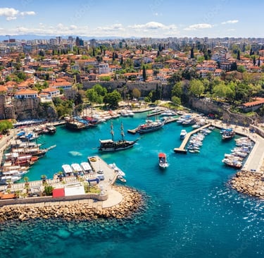 Antico porto di Kaleici nel centro storico di Antalya in Turchia