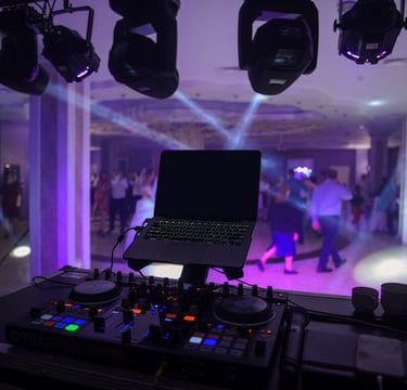 Setup de DJ vu depuis le poste du DJ