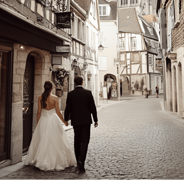 un couple marié en tenue de marié se promène dans les rues de rouen