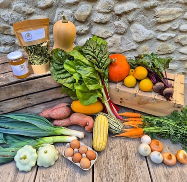 Etalage de produits, légumes frais, miel de la ferme gourmande