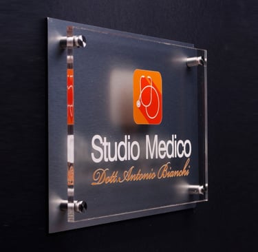 Targa studio medico personalizzata, plexiglass e dibond/alubond con distanziatori in alluminio