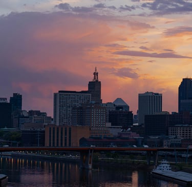 Cleveland, Ohio skyline with a bridge and a bridge over the Ohio River.