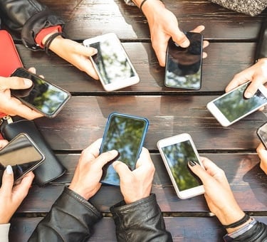 giovani con lo smartphone in mano