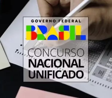 Mão preenche gabarito do Concurso Nacional Unificado com cuidado e concentração.