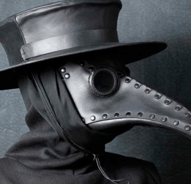 Pessoa usando uma máscara de médico da peste, de couro preto, com bico alongado e óculos redondos,