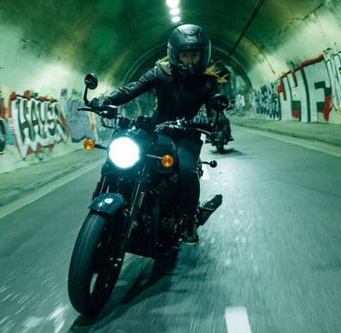 Nachtleben auf Mallorca mit dem Motorrad Royal Enfield 