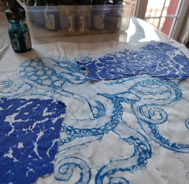 table d'atelier d'artiste montrant une impression de pieuvre sur papier
