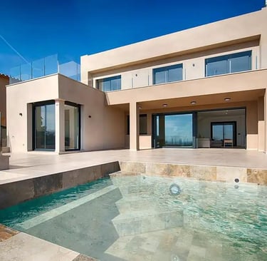 Piscine en construction avec système de filtration intégré