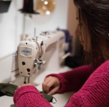 un femme est en train de coudre un sac banane