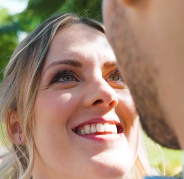 Photographie de couple réalisée par un photographe de mariage en Belgique, avec un rendu artistique
