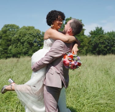 Reportage photo de mariage en Belgique montrant les mariés dans une scène romantique, style lumineux