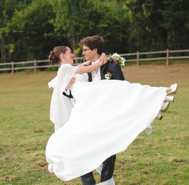 Photographe de mariage en Belgique capturant un moment émotionnel entre les mariés lors de leur céré