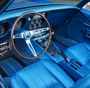 Interior del Corvette C3 327 1968 clásico azul con volante de madera, detalle de lujo para bodas de Motor de Gala.