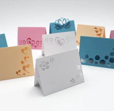 Noms de table en papier découpé
