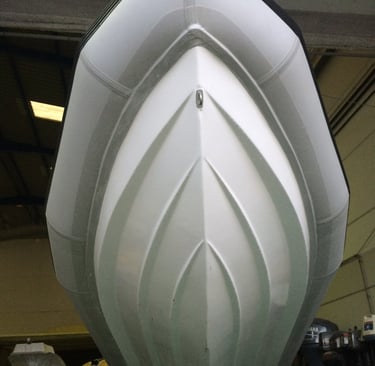 Casco de una semirrígida Zurita de V profunda