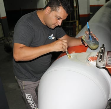 Yeray Sánchez reparando una semirrígida de neopreno