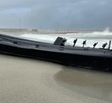 Semirrigida o narcolancha en la playa