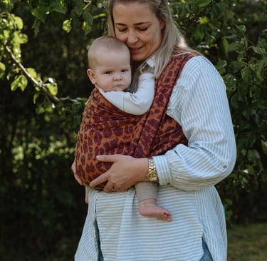 Draagconsulent Kleine Roo met draagdoek van Artipoppe Leopard Sahara