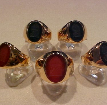 Anillos en oro con glíptica heráldica fabricados para familia