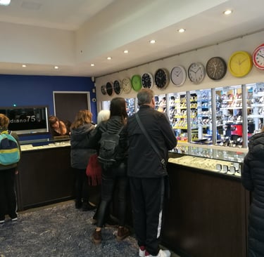 Varios clientes dentro de la sucursal de avenida callao