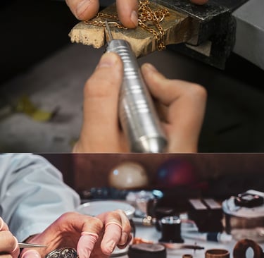 Joyero y relojero trabajando en sus respectivos puestos de trbajo en el taller