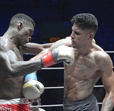 Poatan nocauteando Israel Adesanya no Glory