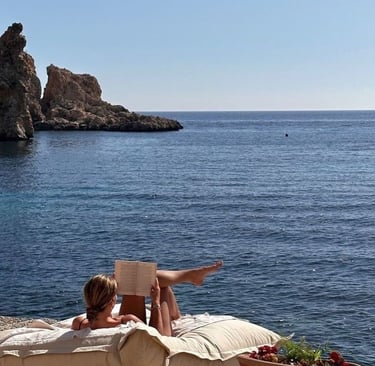 moment de détente au bord de la mer au soleil avec un livre