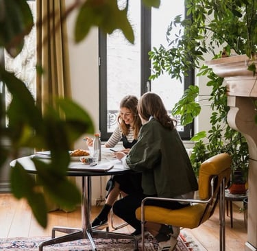 séance de consultation dans une ambiance avec des plantes et joyeuse