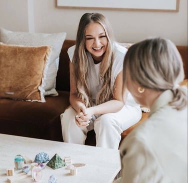 séance de consultation entre deux personnes dans une ambiance joyeuse et lumineuse