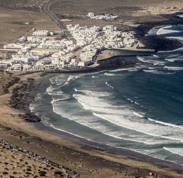 le village de surfeurs à la plage de Famara