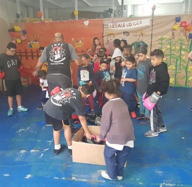 Oficina de boxe com alunos  
